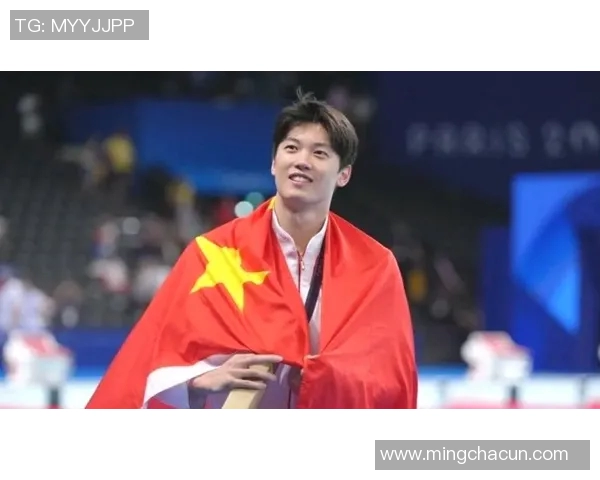 球员身披国旗热泪庆祝夺冠这一幕感动无数网友热议