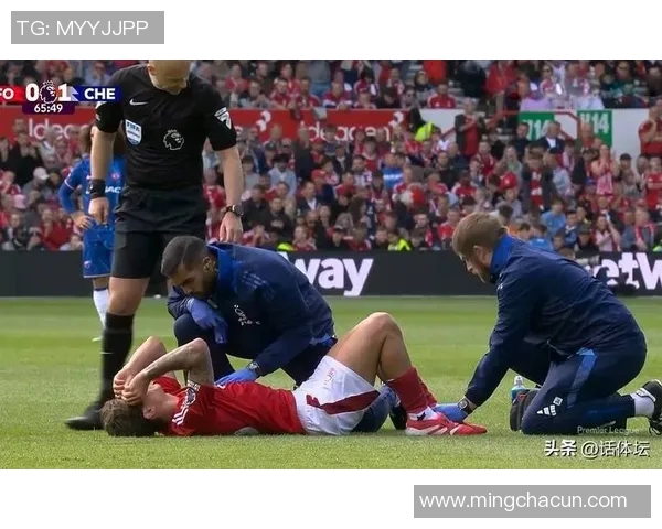 镜头捕捉:曼城赛场小动作引发热议 镜头捕捉:曼城赛场小动作引发热议