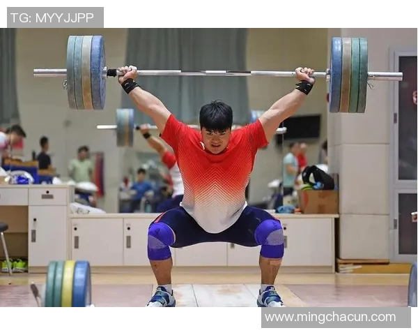 奥运会举重选手体能训练方案与技术提升策略全面解析 奥运会举重选手体能训练方案与技术提升策略全面解析